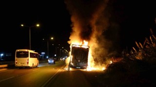 Antalyada elektronik eşya yüklü nakliye aracı alev alev yandı