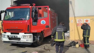 Antalyada geri dönüşüm fabrikasındaki yangın korkuttu