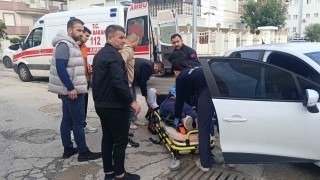 Antalyada hafif ticari araç ile otomobil çarpıştı: 1 yaralı