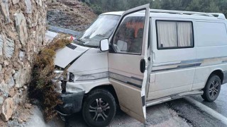 Antalyada istinat duvarına çarpan aracın sürücüsü yaralandı