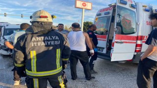 Antalyada kavşakta iki araç çarpıştı: 4 yaralı