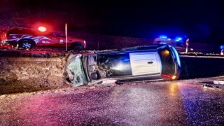 Antalyada kontrolden çıkan otomobil yan yattı: 3 yaralı