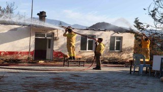 Antalyada ormanlık alanda çıkan yangında eski okulun çatısı yandı