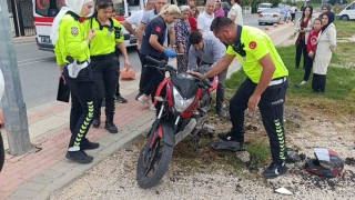 Antalyada otomobil ile motosiklet çarpıştı: 2 yaralı