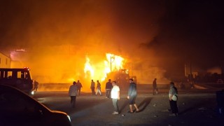 Antalyada paketleme fabrikası alev alev yandı