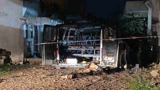 Antalyada park halindeki minibüs alev alev yandı