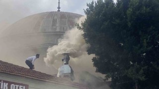 Antalyada restoran bacasındaki yangın sokağı dumana boğdu