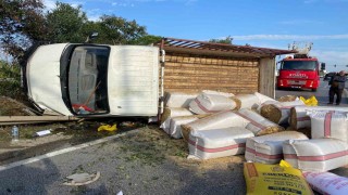 Antalyada saman yüklü kamyonet devrildi, yol trafiğe kapandı