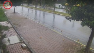 Antalyada seyir halindeki otomobil bir anda alev topuna döndü, sürücü kendini dışarıya attı