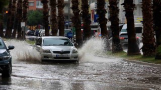 Antalyada şiddetli yağış ve yıldırımlar etkili oldu