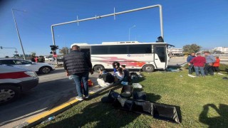 Antalyada yolcu midibüsü ile otomobil çarpıştı: 4 yaralı