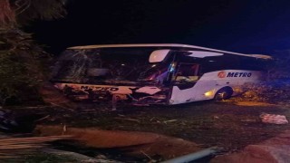 Antalyada yolcu otobüsü refüjdeki ağaç ve aydınlatma direğine çarptı: 3 yaralı