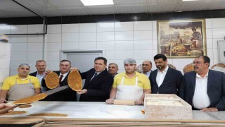 Antep lahmacunu tescilli tarifiyle pişirildi