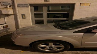 Apartman önüne park edilen araç yüzünden vatandaş evine giremedi