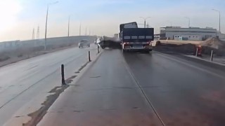 Araç sollamak isterken tırın önünde kaldı: 6 yaralı