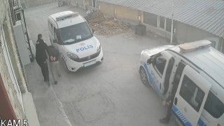 Araçla çarptığı kişiyi demir çubukla öldüren katil zanlısının yakalandığı anlar güvenlik kamerasında