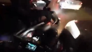 Araçların arasından hızla giden motosikletliye arkasından gelen motosikletli böyle çarptı