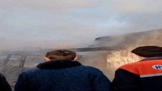 Ardahanda korkutan yangın: 2 traktör ve ekipmanlar kül oldu