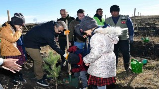 Ardahanda öğrenciler fidan dikti