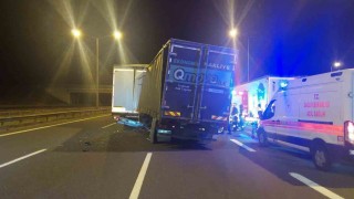 Arıza yapan tıra çarpan kamyon şoförü hayatını kaybetti