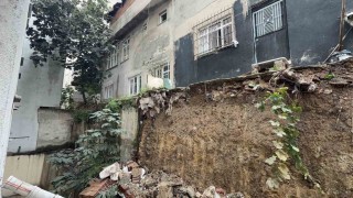 Arnavutköyde iki bina arasındaki istinat duvar çöktü