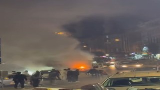 Arnavutköyde seyir halindeki servis aracı alev alev yandı