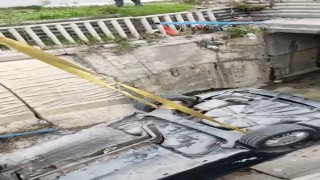 Arnavutköyde sürücüsünün kontrolünü kaybettiği otomobil su kanalına uçtu