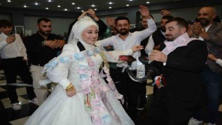 Artvinde damada arkadaşlarından canlı tavuk ve horoz sürprizi