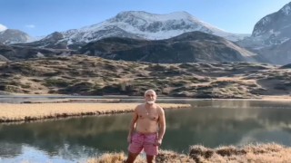 Artvinde Giresunlu bir dağcı Arsiyan Yaylasında buz gibi gölde yüzdü