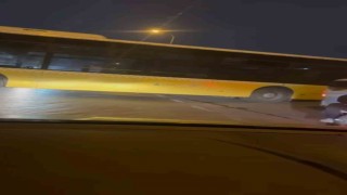 Ataşehirde dönüş yapmak isteyen otobüs yolda sıkıştı