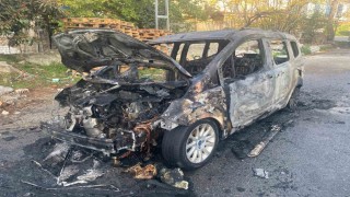 Ataşehirde hafif ticari araç alev alev yandı