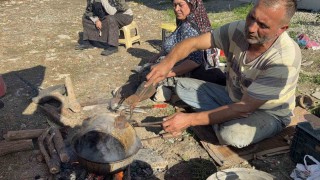 Ateşi eşi harlıyor, o kalaylıyor: Omuz omuza ekmek mücadelesi