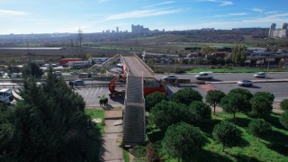 Avcılarda iş makinesi taşıyan tır üstgeçide çarptı