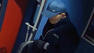 Avcılarda pişkin hırsız güvenlik kamerasında