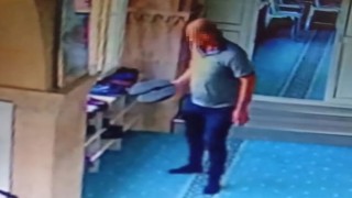 Ayakkabıları Tek Tek İnceleyen Hırsız, Beğendiğini Çaldı