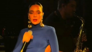 Aybüke Albere İzmir Konserinde Büyüledi