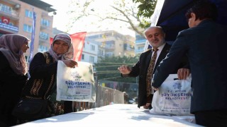 Aydın Büyükşehirin kışlık fideleri İncirliovada vatandaşlara dağıtıldı