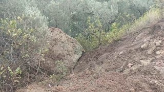 Ayvacıkta düşen kaya parçası toprak kaymasına sebep oldu