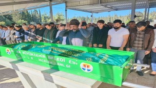 Baba, kazada ölen oğlunun cenaze namazını kıldırdı