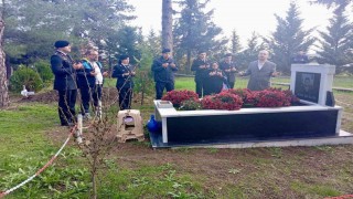 Babaeskide şehit üsteğmen mezarı başında anıldı