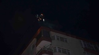 Bafrada 7 katlı binanın çatısında yangın