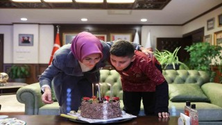 Bakan Göktaş şehidin oğlunun doğum gününü bakanlıkta kutladı