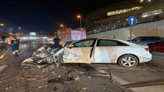 Bakırköyde kontrolden çıkan otomobil karşı şeritteki araca çarptı