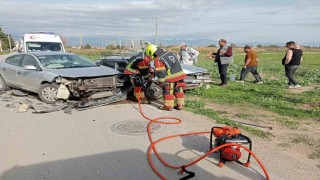 Balıkesirde iki otomobil kafa kafaya çarpıştı: 3 yaralı