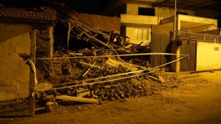 Balıkesirde metruk bina çöktü