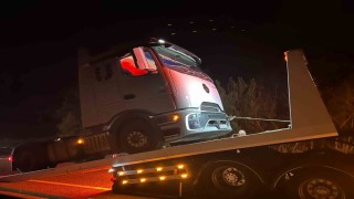 Balıkesirde tırın direksiyonunun kilitlenmesi sonucu trafik felç oldu