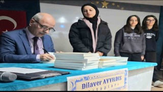 Balıkesirli öğretmen yazar Dilaver Ayyıldızdan çocuklara şiir kitabı