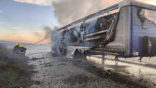 Bandırma karayolunda tır dorsesi alev aldı