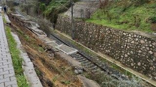 Bandırmada tren yolu istinat duvarı çöktü