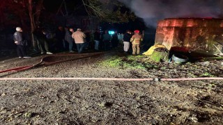 Bartında yıldırım düştü: 2 araç yandı